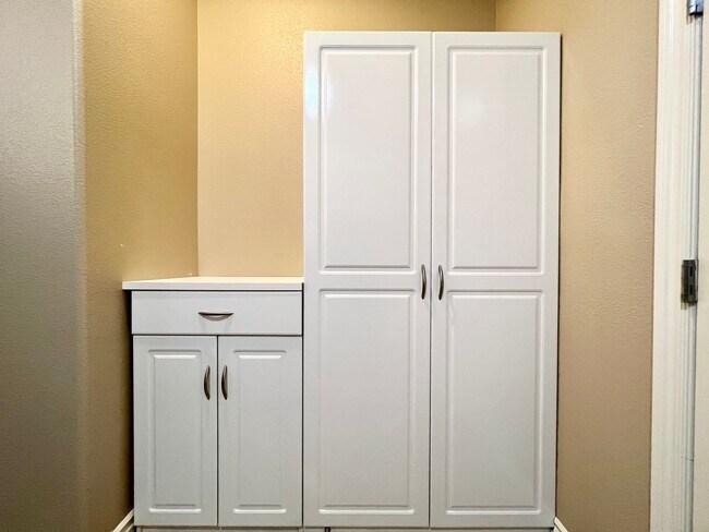 Building Photo - STUNNING 3BD/2.5BA HOME W/ TESLA SOLAR, POOL, SPA, & LOFT!!