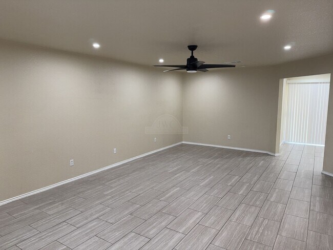 Building Photo - 2611 Littlewood Dr