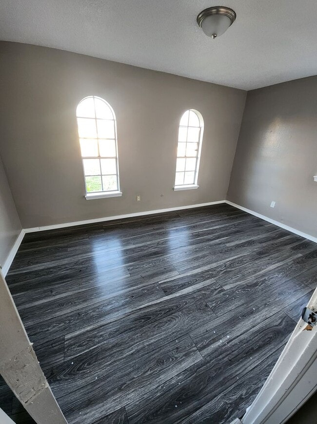 Building Photo - Charming 5 Bedroom House