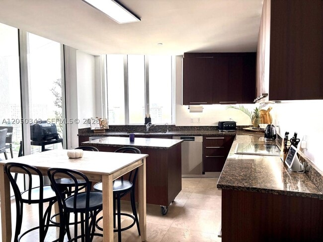 Building Photo - 15901 Collins Ave