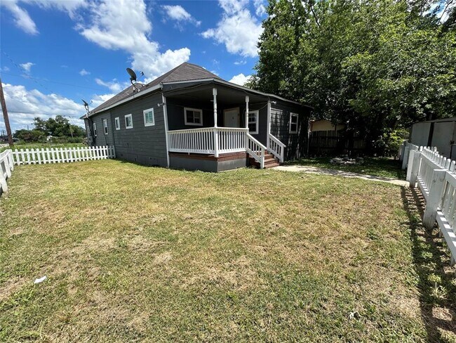 Building Photo - 400 Symes St