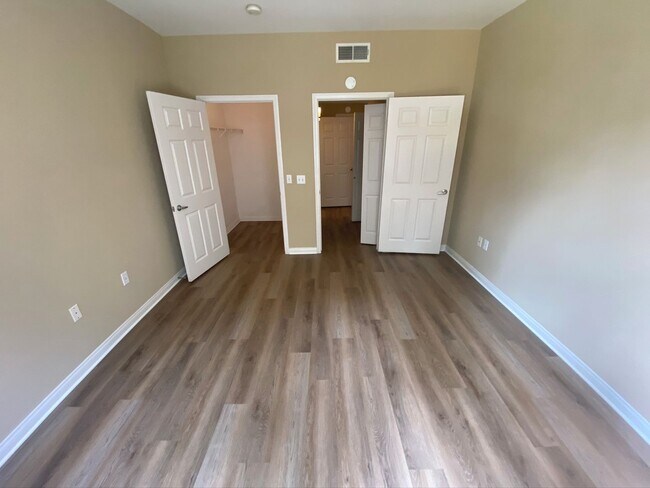 Building Photo - r0299