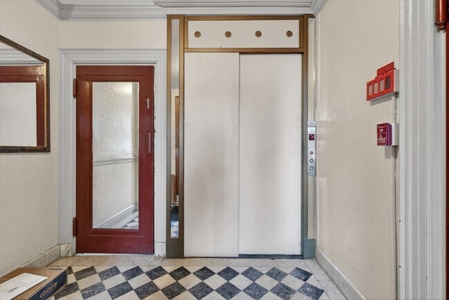 Building Photo - 118 Riverway St