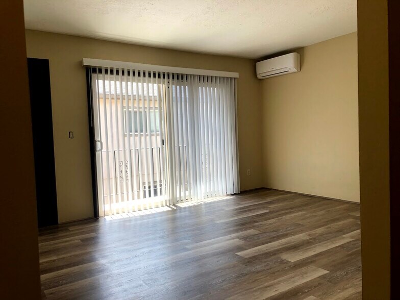 Large sliding door out onto balcony - 3808 SE Cesar Estrada Chavez Blvd