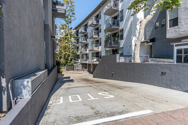 Building Photo - 555 Front St