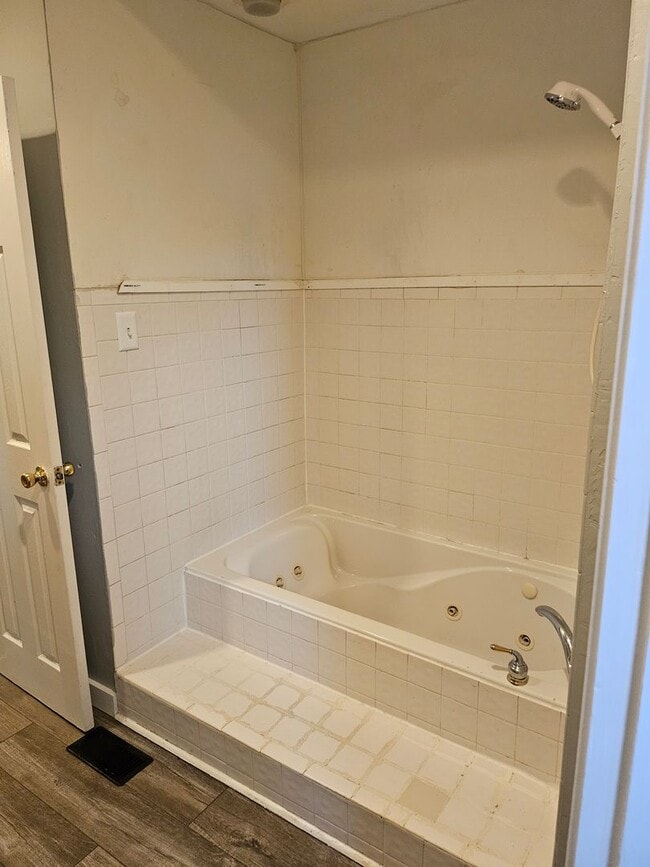 Building Photo - 2 bed house