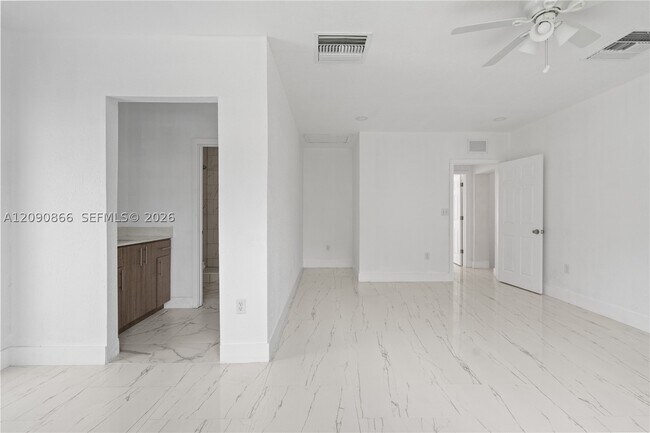 Building Photo - 580 Lee Dr