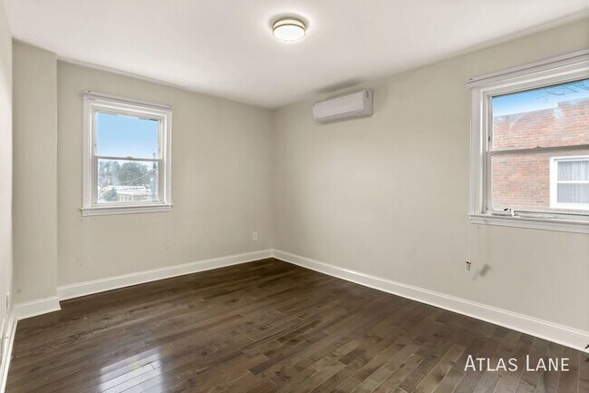 Building Photo - Professionally Managed  & Recently Renovat...