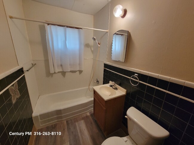 Building Photo - 244 N Fern St