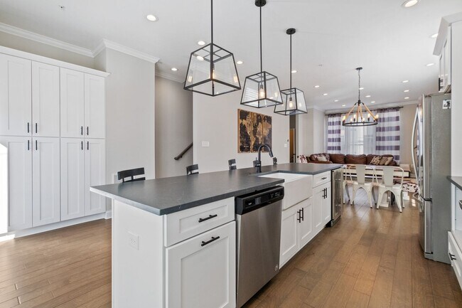 Building Photo - Luxury 3-Bedroom, 4-Bathroom House in Sout...