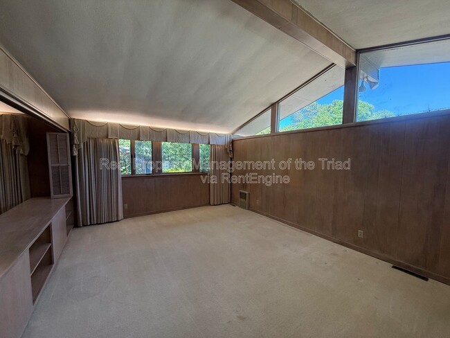 Building Photo - 1507 Pinehurst Dr