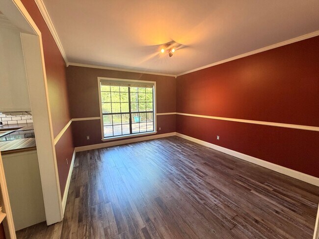 Building Photo - Discover this spacious 4-bedroom, 2.5-bathroom home in Russellville, AR