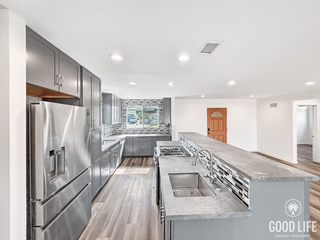 Building Photo - Beautiful 3BD/2BA W/ Updated Kitchen and A...