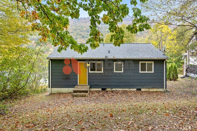 Building Photo - 3 Bedroom Home in St. Elmo! $350 off your first month's rent!