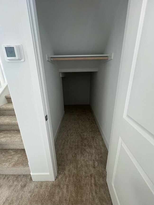 Building Photo - Camarillo - Newer 4 bedroom, 3.5 home