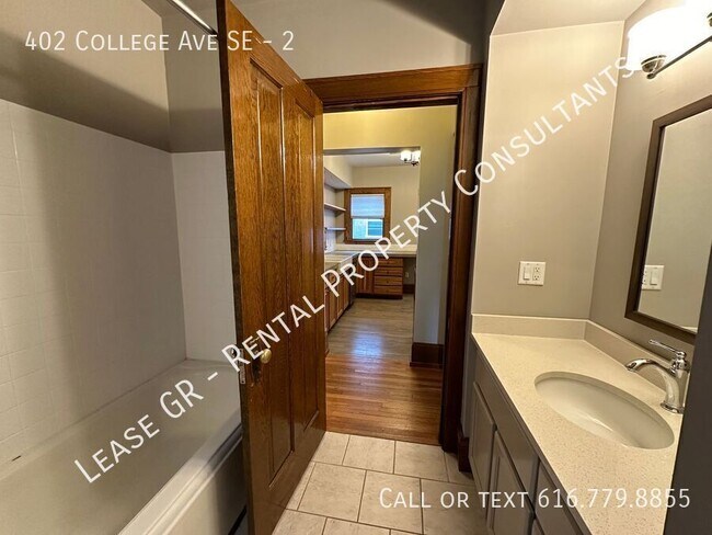 Building Photo - Renovated Two Bedroom in Heritage Hill