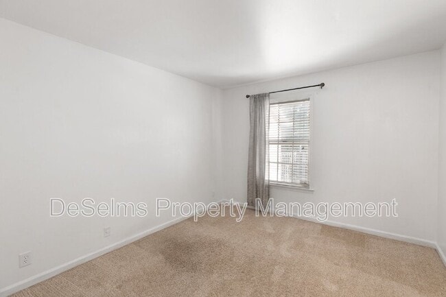 Building Photo - 208 Cottage Pl