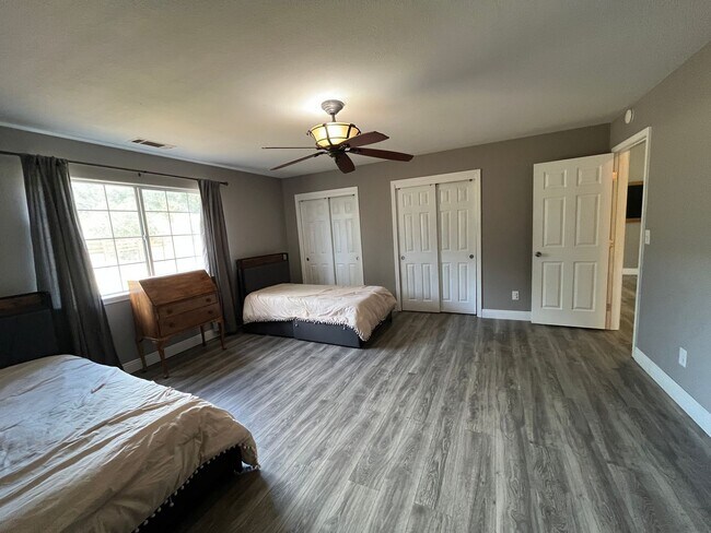 Building Photo - Country Living in Ranchland Acres!