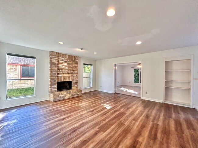 Building Photo - Spacious 4/BR 3.5/BA Two-Story Home with P...