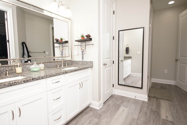 Building Photo - Newer Home in Valparaiso