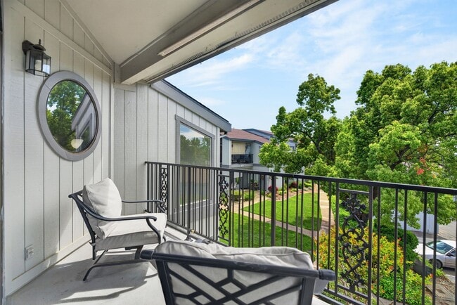 Building Photo - 2 Bedroom Condo for Rent in Redding CA | Pool, Spa, Fireplace, Balcony