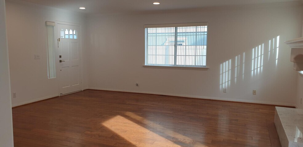 Building Photo - 2102 Nelson Ave