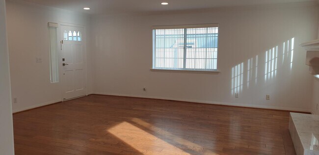 Building Photo - 2102 Nelson Ave