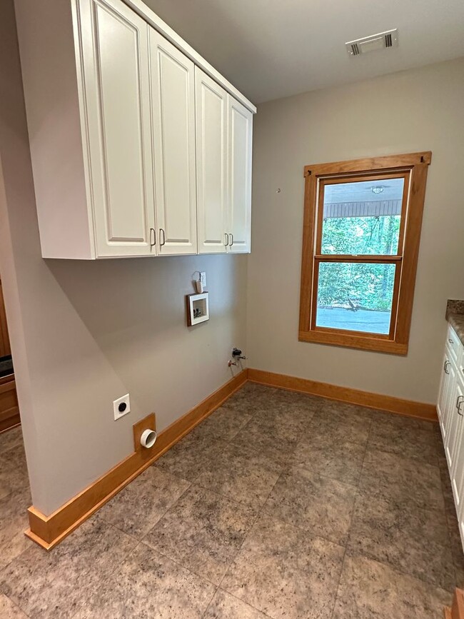 Building Photo - Charming 2 Bed, 2 Bath Custom Ranch on 5 P...