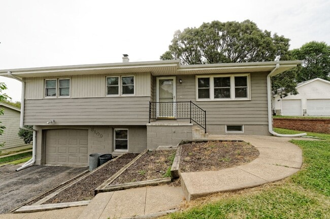 Building Photo - 4 Bedroom / 2 Bath Home Available Now!