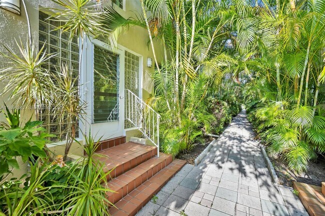 Building Photo - 4740 Pine Tree Dr