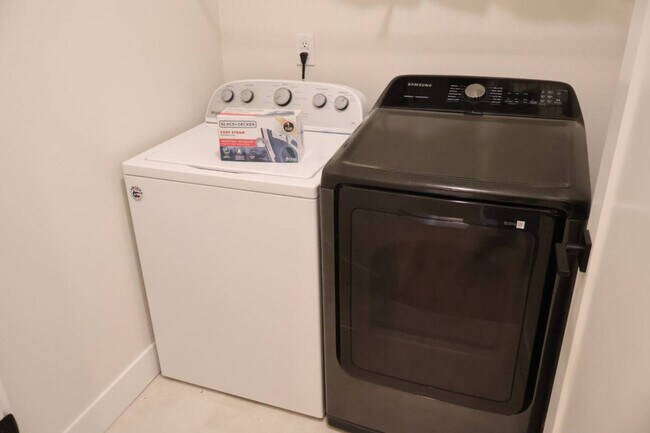 Building Photo - 204 E 35th St