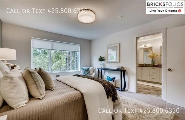 Building Photo - Stunning Three-Story Townhome in Lynnwood, WA