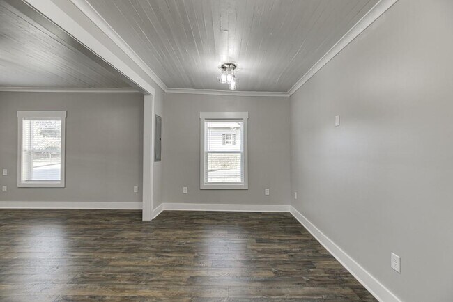 Building Photo - 4615 S Lee St