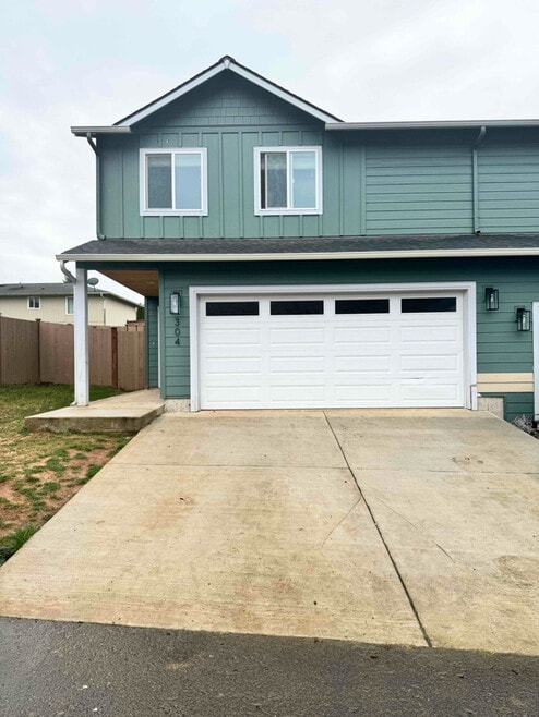 Building Photo - 304 Oak St