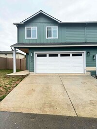 Building Photo - 302 Oak St