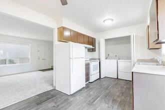 Building Photo - Cozy 2 bedroom, 1 bathroom apt near Downtown Milwaukie. Discounted rent for the first 2 months!