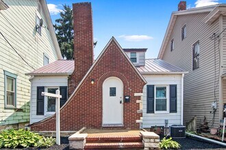 Building Photo - Available Now! Bright & Inviting 3 Bedroom...