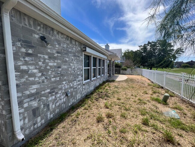 Building Photo - Great location