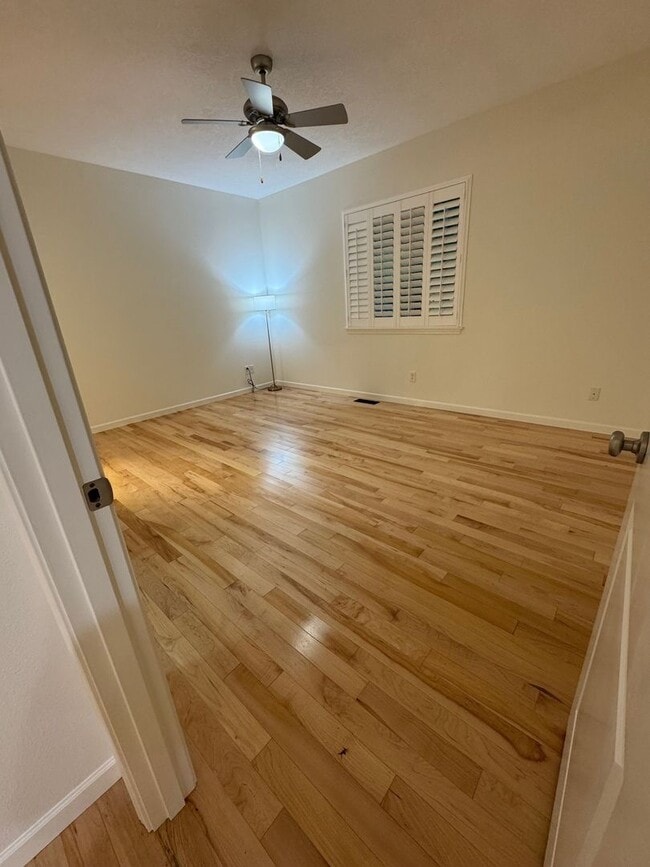 Building Photo - 3 Bedroom 2 Bath at Astoria