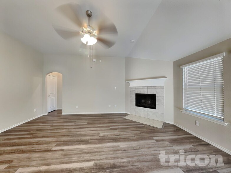 Building Photo - 2557 Hadley St