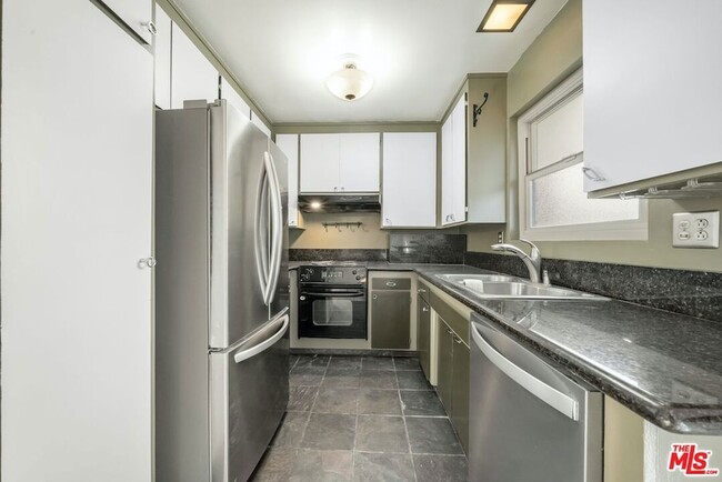 Building Photo - 11585 Riverside Dr