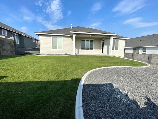 Building Photo - Beautiful newer construction home in Richl...