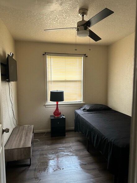 Building Photo - 4848 Mississippi Ct