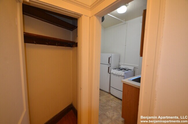 Building Photo - 143 Park Dr