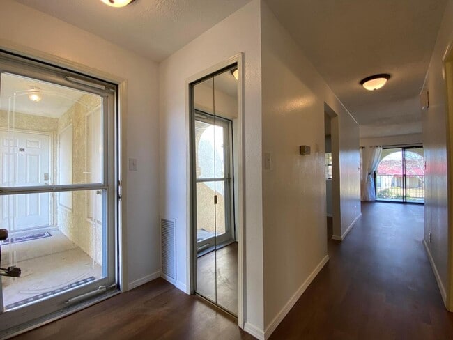 Building Photo - 807 Country Club Dr SE