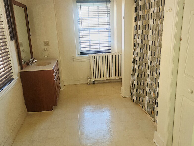 Bathroom - 15 W Oakland Ave