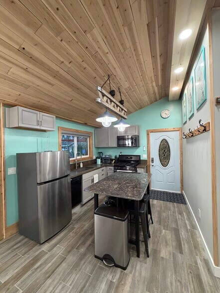 Building Photo - 7711 Owensmouth Ave