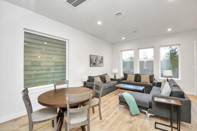 Building Photo - 6115 Campos Dr