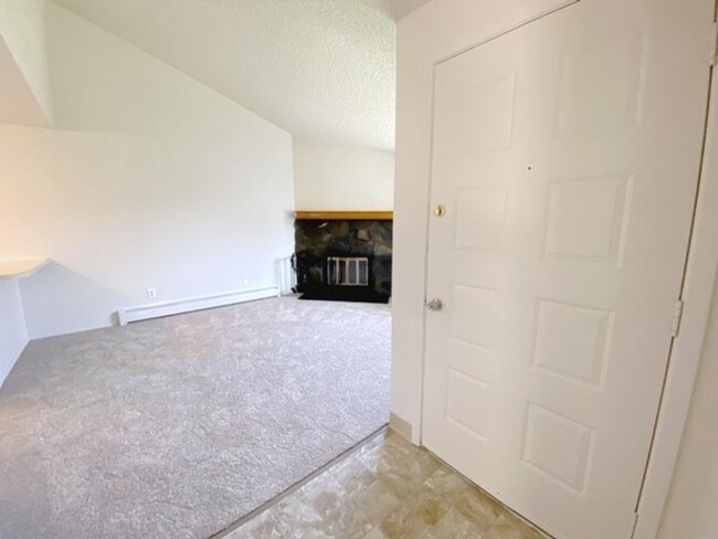 Building Photo - Charming ranch-style two-bedroom condo loc...