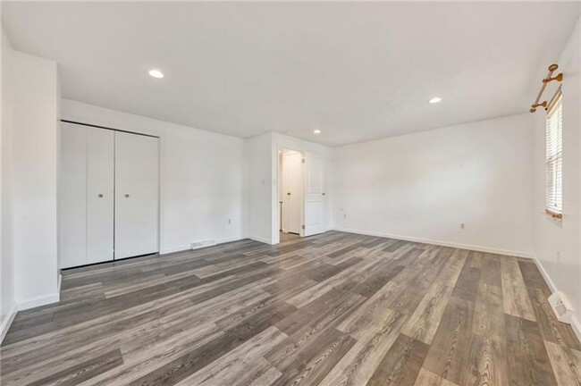 Building Photo - 2 bedroom 1.5 Bath townhome with 1 car gar...